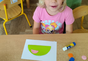 Dziewczynka wykonuje pracę plastyczną