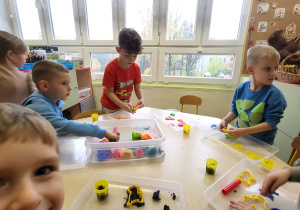 Popołudniowe chwile pełne magii i kreatywności!