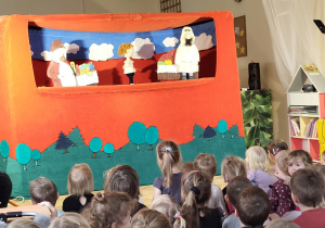 Magiczna podróż do krainy baśni: Spektakl „Konik Garbusek” w Teatrzyku WidziMisie