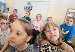 Magiczna podróż do krainy baśni: Spektakl „Konik Garbusek” w Teatrzyku WidziMisie