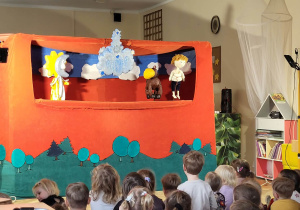 Magiczna podróż do krainy baśni: Spektakl „Konik Garbusek” w Teatrzyku WidziMisie