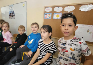 Magiczna podróż do krainy baśni: Spektakl „Konik Garbusek” w Teatrzyku WidziMisie
