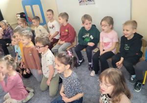 Magiczna podróż do krainy baśni: Spektakl „Konik Garbusek” w Teatrzyku WidziMisie
