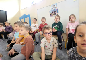 Magiczna podróż do krainy baśni: Spektakl „Konik Garbusek” w Teatrzyku WidziMisie