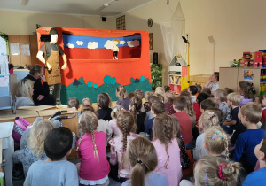 Magiczna podróż do krainy baśni: Spektakl „Konik Garbusek” w Teatrzyku WidziMisie
