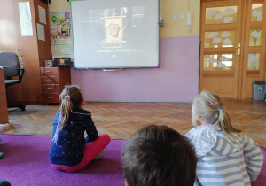 Oglądamy album na tablicy interaktywnej