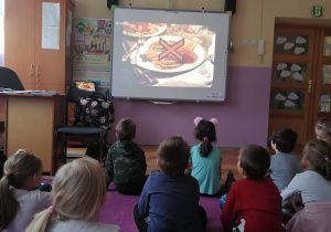 Oglądamy film na tablicy multimedialnej