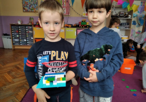 Marcel i Jaś wybrali konstruowanie z klocków lego - zbudowali igloo
