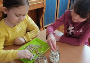 Marysia i Klaudia wybrały zabawy badawcze