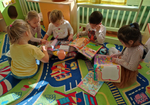 Martynka, Lena, Maja, Darek i Maja oglądają gazetki