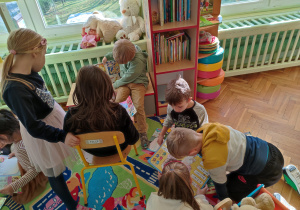 Dzieci oglądają gazetki