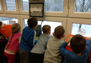 Dzieci obserwują śnieg