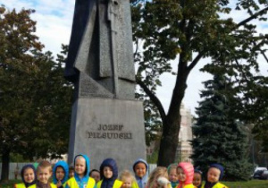 pod pomnikiem Józefa Piłsudskiego