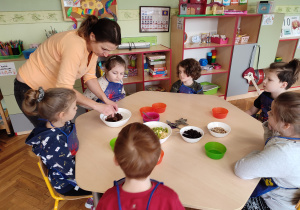 Rozpuszczoną czekoladę należy dokładnie wymieszać