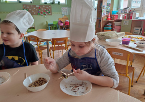 Sami posypiemy orzeszkami i czas na degustację