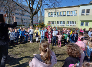 Wiosenne zabawy z językiem angielskim w ogrodzie przedszkolnym