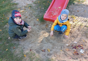 Szymon i Mikołaj i ich zabawy na piasku
