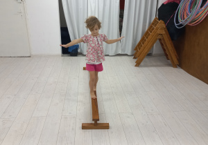 Lilianna ćwiczy równowagę