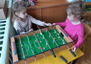 Nastazja i Lilianna grają w piłkarzyki