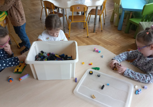 dziewczynki budują z klocków lego