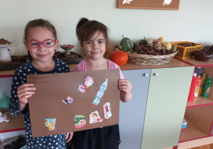 Natasza i Roksana ze swoim plakatem zdrowej żywności