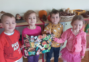 Szymon, Lilianna, Kacper i Jagoda ze swoim plakatem zdrowej żywności