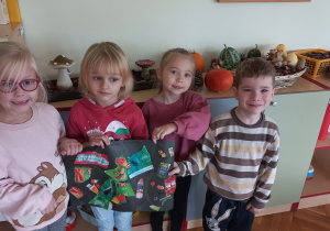 Zosia, Nikola, Nadia i Mikołaj ze swoim plakatem zdrowej żywności
