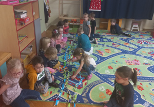 przedszkolaki porównują długość łańcuchów