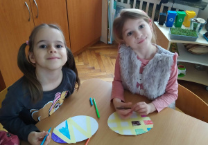 Lena i Julia kolorują pisanki