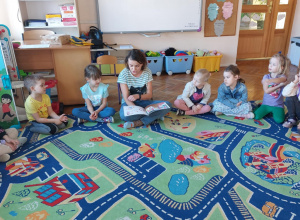 Mama Klary i Alicji czytają dzieciom z naszej grupy