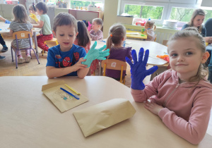 Dzieci prezentują akcesoria higieniczne.