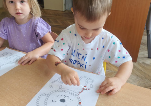 Dzieci wykonują pracę plastyczną