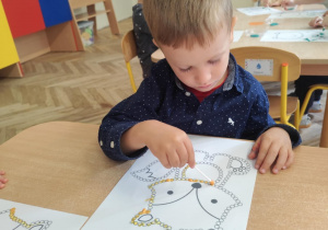 Dzieci wykonują pracę plastyczną
