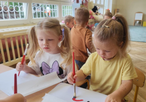 Dzieci malują farbami