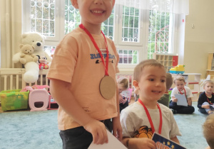 Chłopiec otrzymał dyplom i medal.
