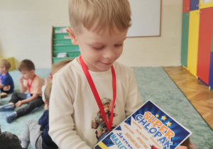 Chłopiec otrzymał dyplom i medal.