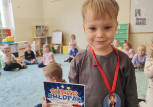 Chłopiec otrzymał dyplom i medal.