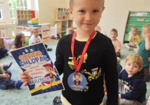 Chłopiec otrzymał dyplom i medal.
