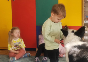 Chłopiec trzyma miseczkę z chrupkiem.