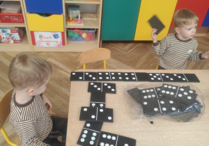 Chłopcy grają w domino.