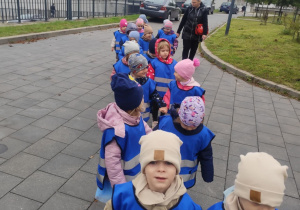 Cała grupa dzieci idzie w parach.