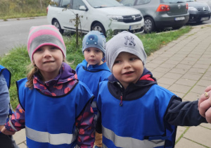 Dzieci uśmiechają się.