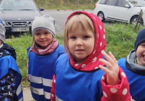 Dziewczynki uśmiechają się.