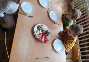 Dzieci czekają na śniadanie.