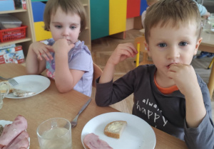 Dzieci samodzielnie nakładają śniadanie.