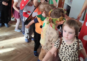 Dzieci biorą udział w zabawie Jesienny Pociąg.