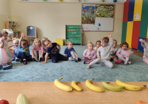 Dzieci przeliczają banany.