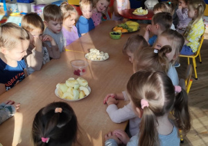 Dzieci degustują ulubione owoce i warzywa.