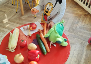 Chłopiec segreguje warzywa.