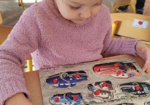 Dziewczynka układa pasujące do siebie elementy.